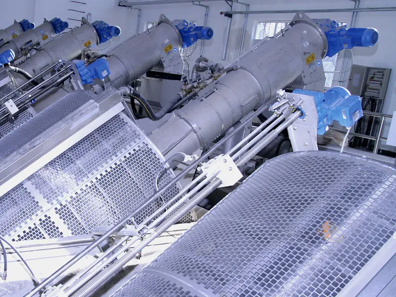 Protective screens in mechanica apparatu